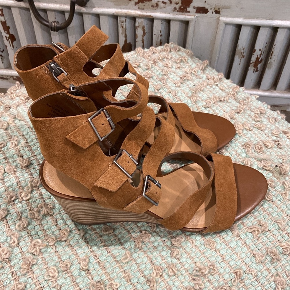 Crown Vintage Cognac Suede Sandals with Elegant Straps - Picture 2 of 4